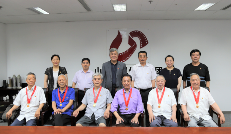 山影集團為老黨員頒發(fā)“光榮在黨50年”紀念章