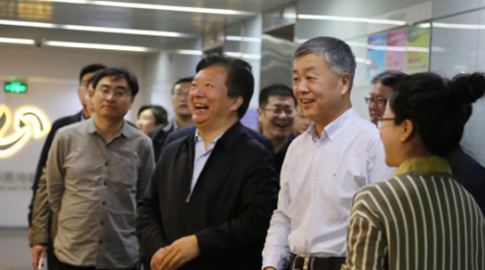 青島市市北區(qū)區(qū)委書(shū)記鄭德雁一行到山東影視傳媒集團(tuán)考察調(diào)研